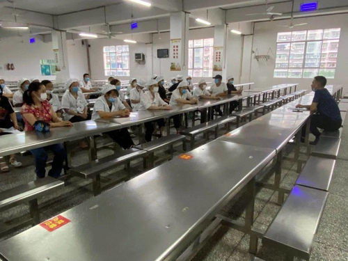 重慶市石柱民族中學(xué)校開展食堂從業(yè)人員食品衛(wèi)生安全培訓(xùn)會
