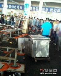 河南千名中學生打砸學校 因食堂飯菜難吃還經常查寢